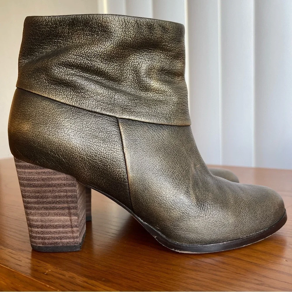 Cole Haan Cassidy Leather Ankle Bootie Black Metallic Bronze Brush Size 5